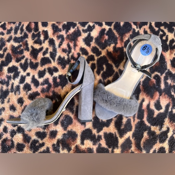 Grey heels - Picture 2 of 2